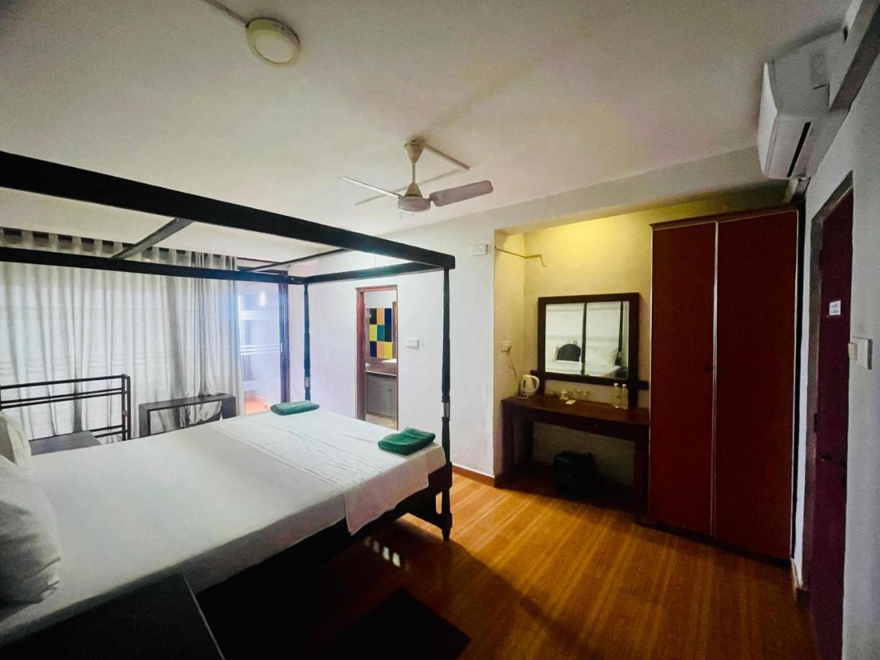 Suncoast Beach Hotel Mirissa Kültér fotó