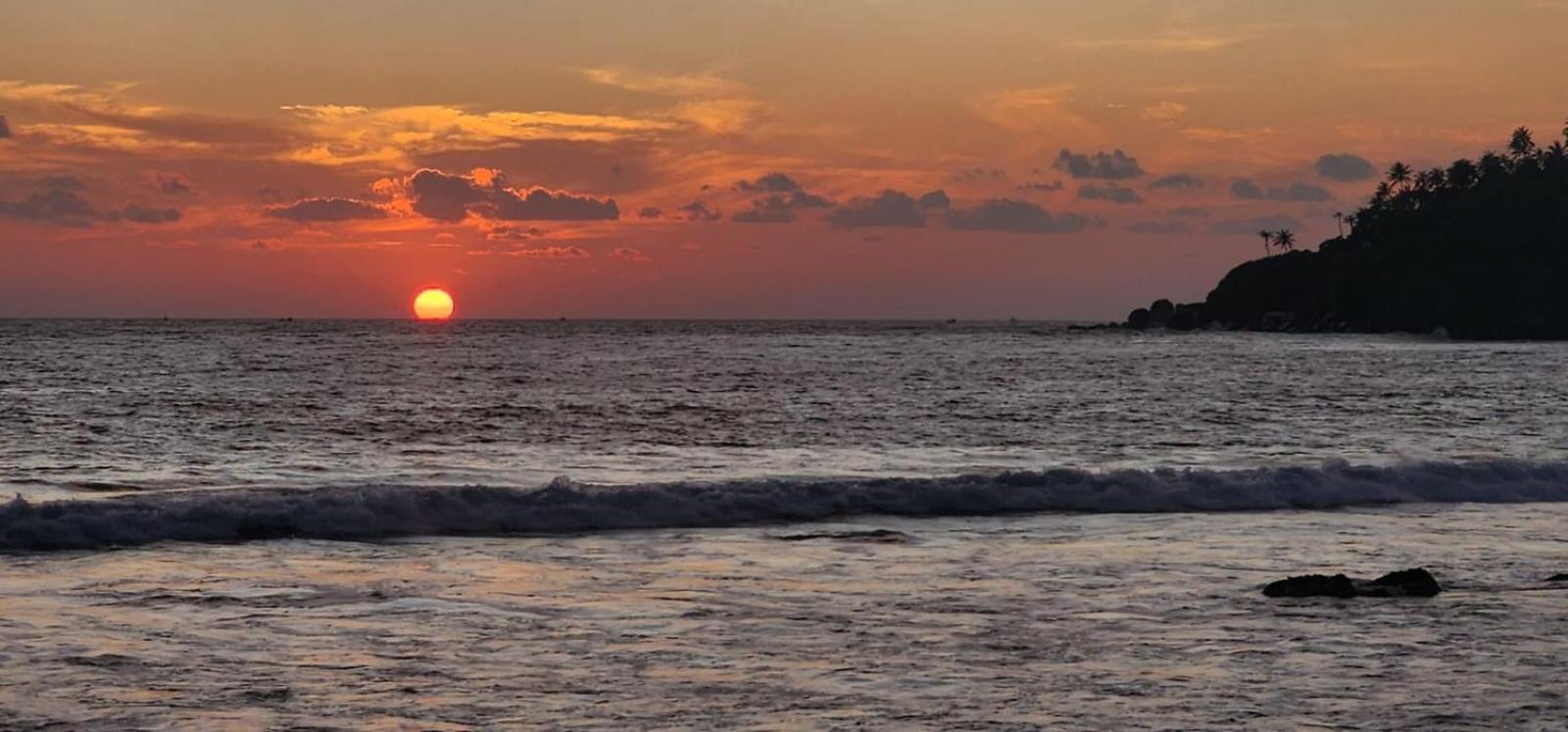 Suncoast Beach Hotel Mirissa Kültér fotó
